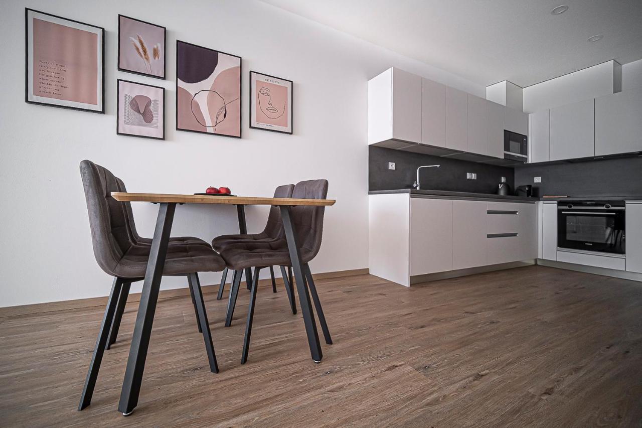Grunt Apartments Mladá Boleslav Esterno foto
